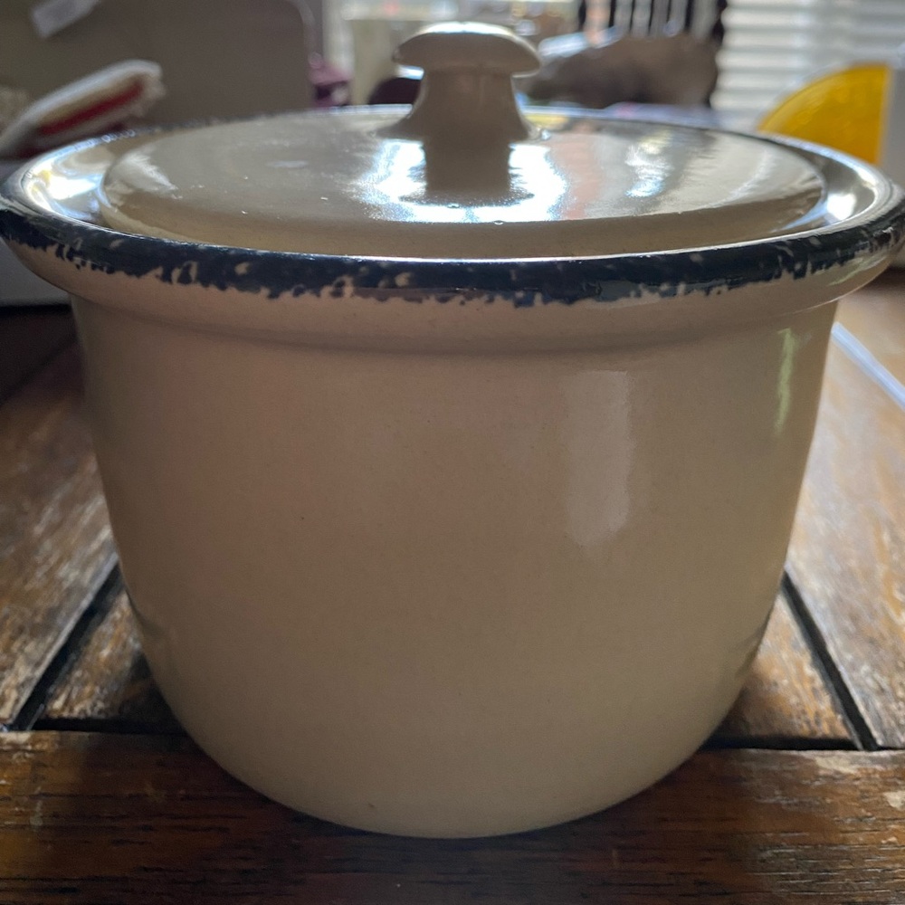 2001 Stone Crock/Bean Pot. Like new condition. Birdhouse Design w/Spongewear Rim - Picture 3 of 16